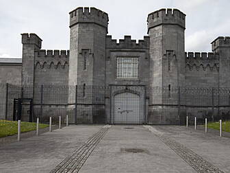 Prison Officers Warn Overcrowd...